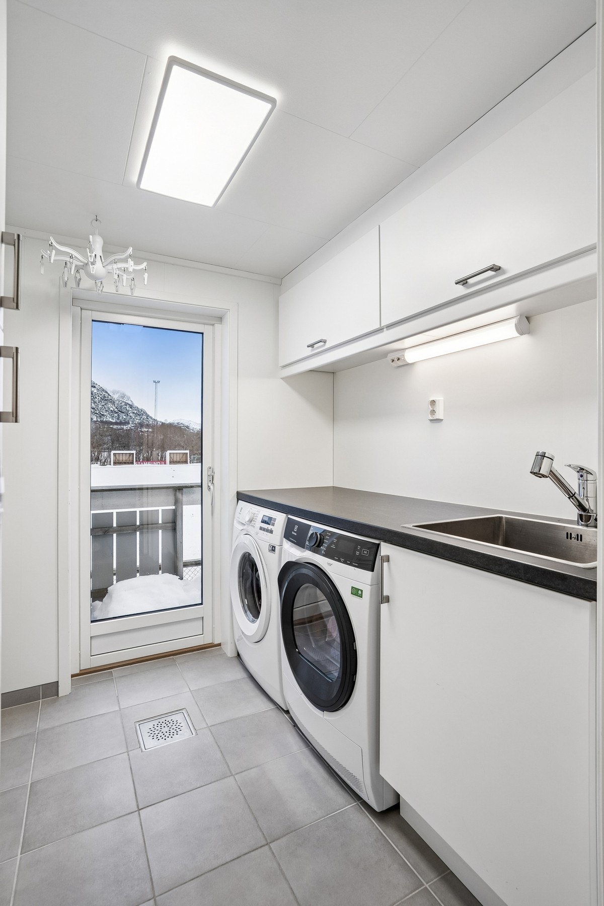 Pent vaskerom med utgang til terrasse. Galleribilde