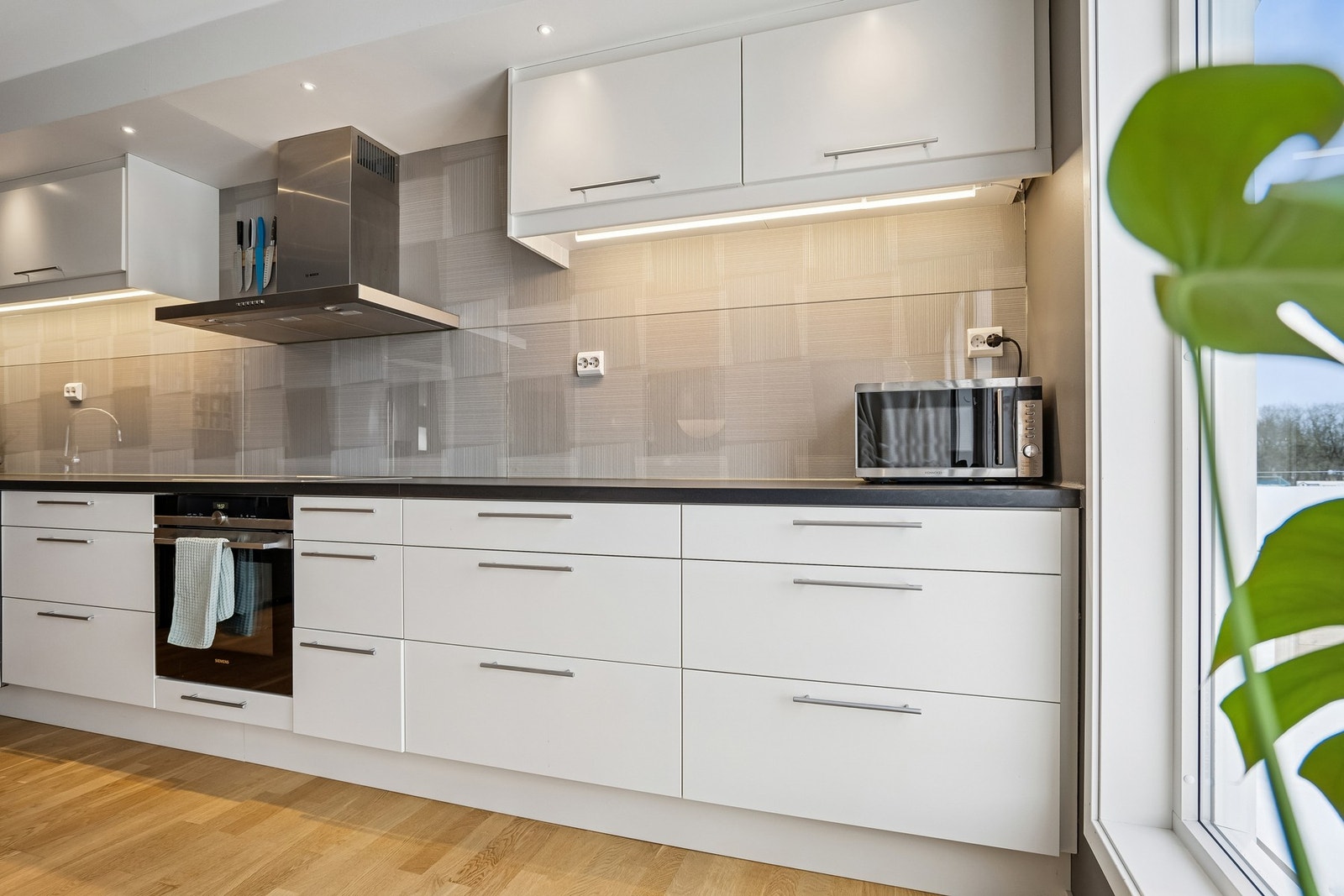 Tidløst kjøkken med god benkeplass og oppbevaring. Galleribilde