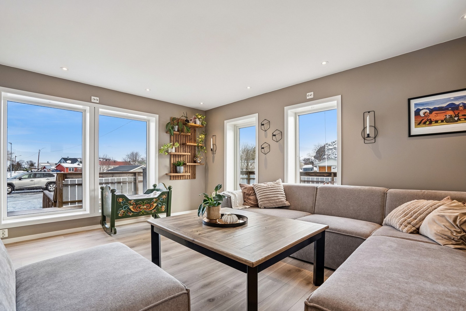 Lys og innbydende stuedel med store vindusflater som gir rikelig med naturlig lys. God plass til sofagruppe og en gjennomført, moderne stil. Galleribilde