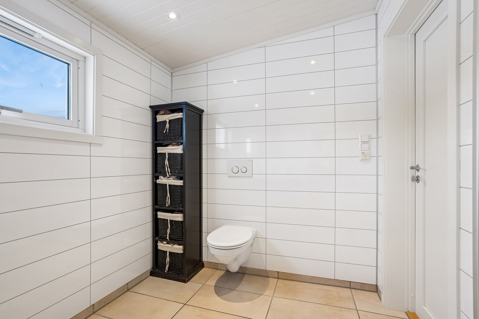 Spotter i tak og varmekabler i gulv. Galleribilde