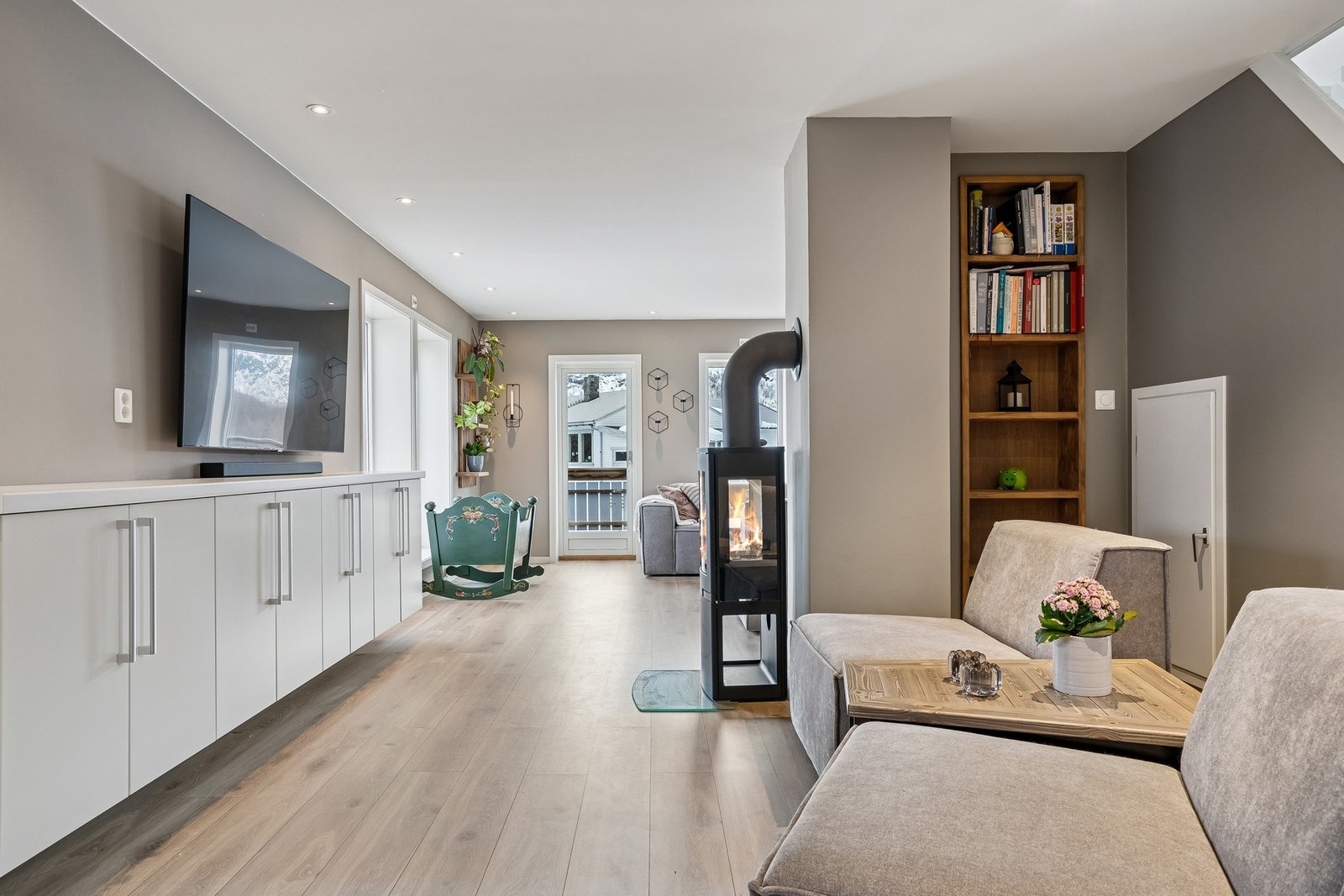 Med peis i midten av rommet får man en naturlig inndeling i soner. Galleribilde