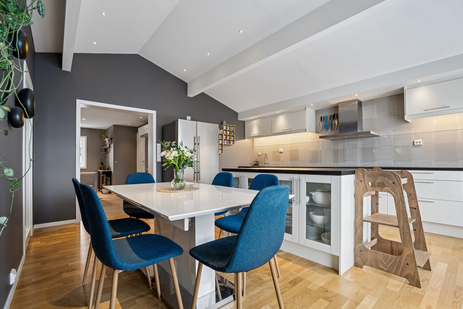 Rommet har god takhøyde og plass til stort spisebord. En innbydende sone for både hverdag og gjester. Galleribilde