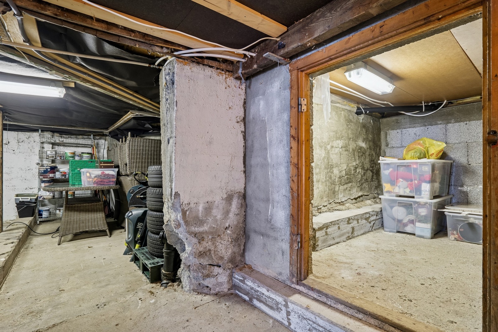 Kjelleren er uinnredet og består av flere boder. Galleribilde