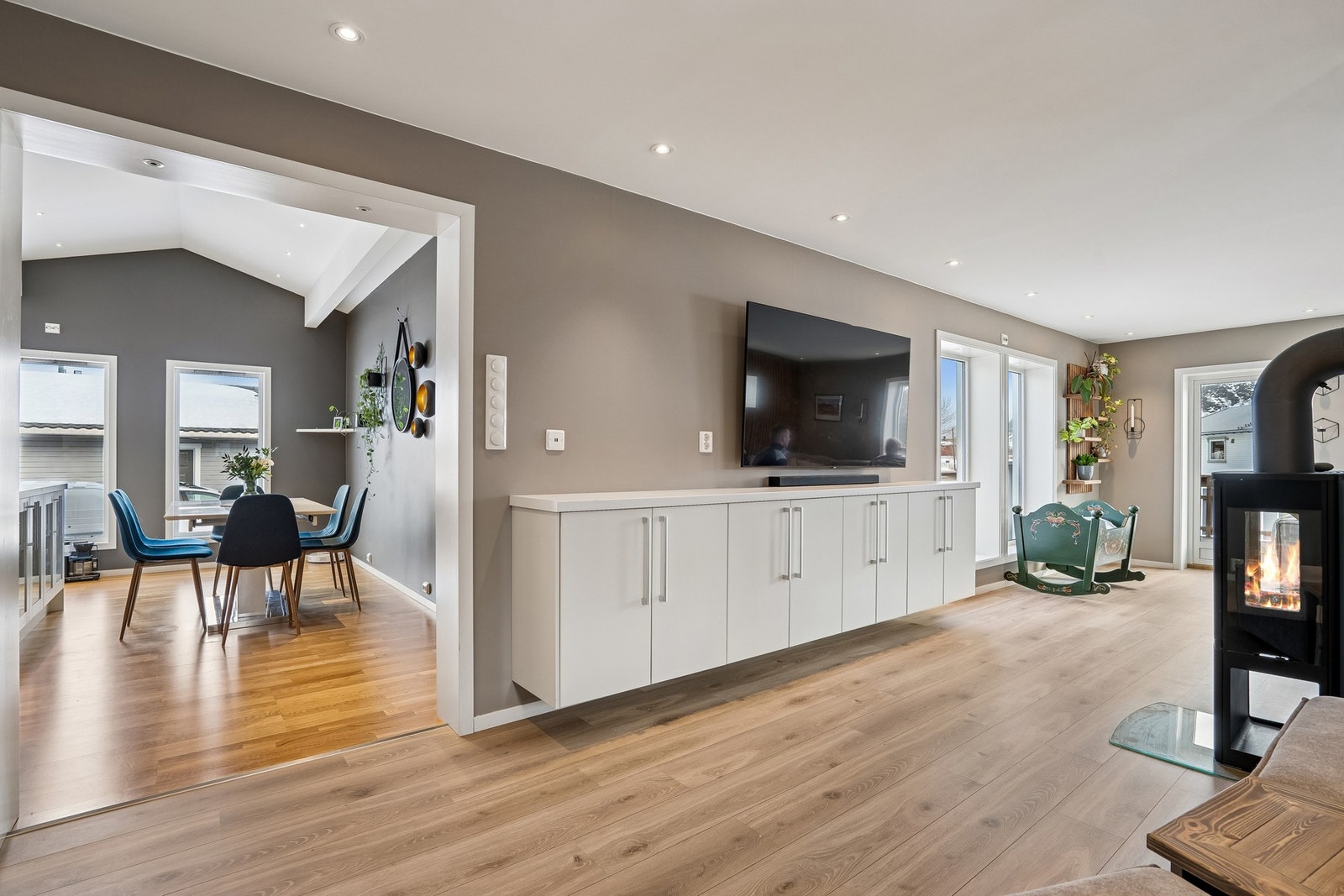 Vi går inn i stuen. Galleribilde