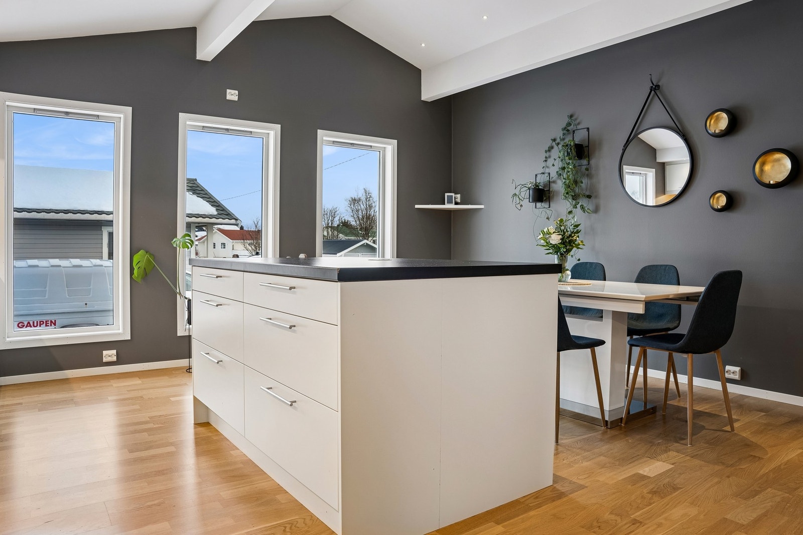 Store vindusflater gir mye naturlig lys i rommet. Legg merke til den gode takhøyden som gjør at rommet får en enda bedre romfølelse. Galleribilde