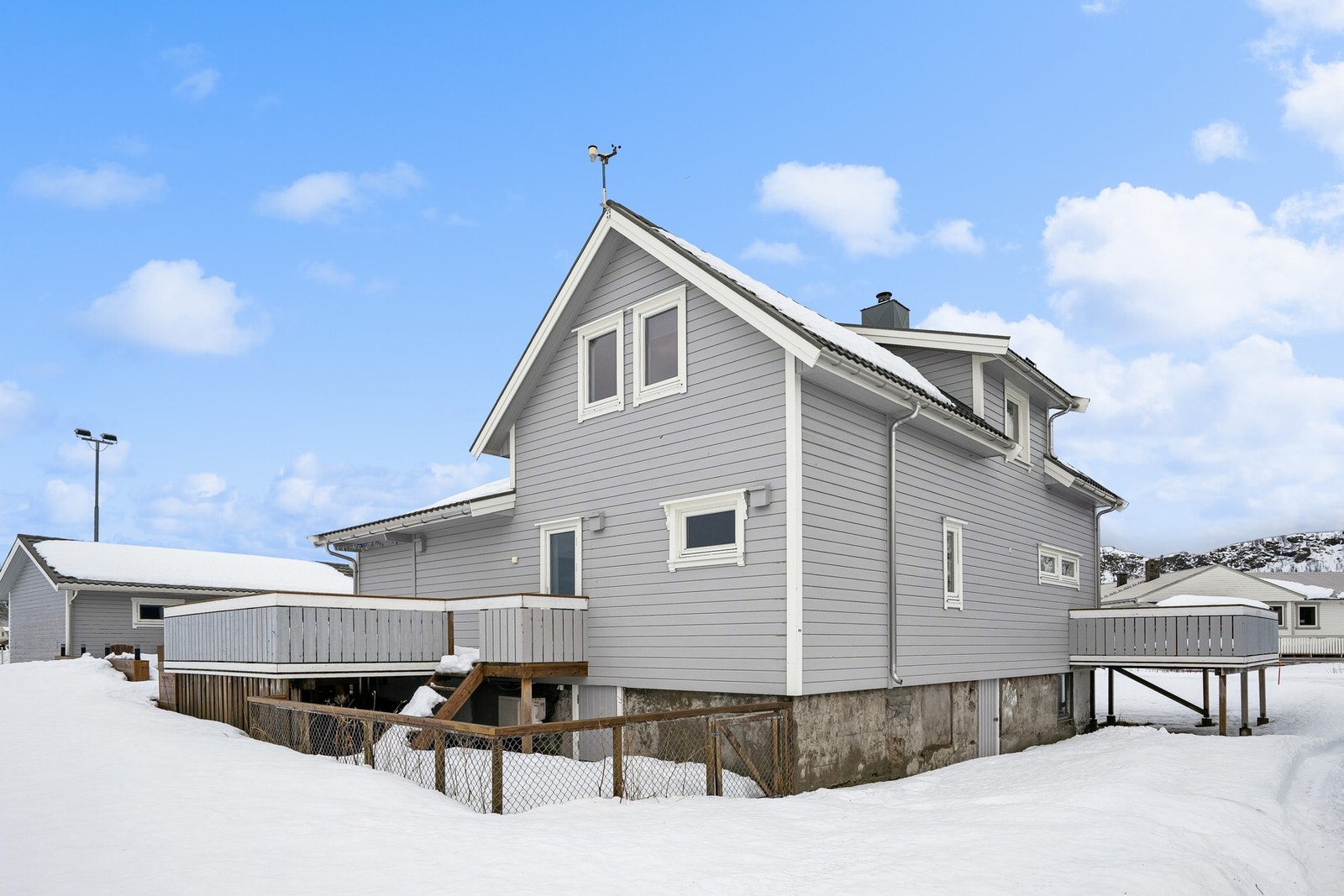 Har du hund, så kommer du til dekket bord - Boligen har hundegård. Galleribilde