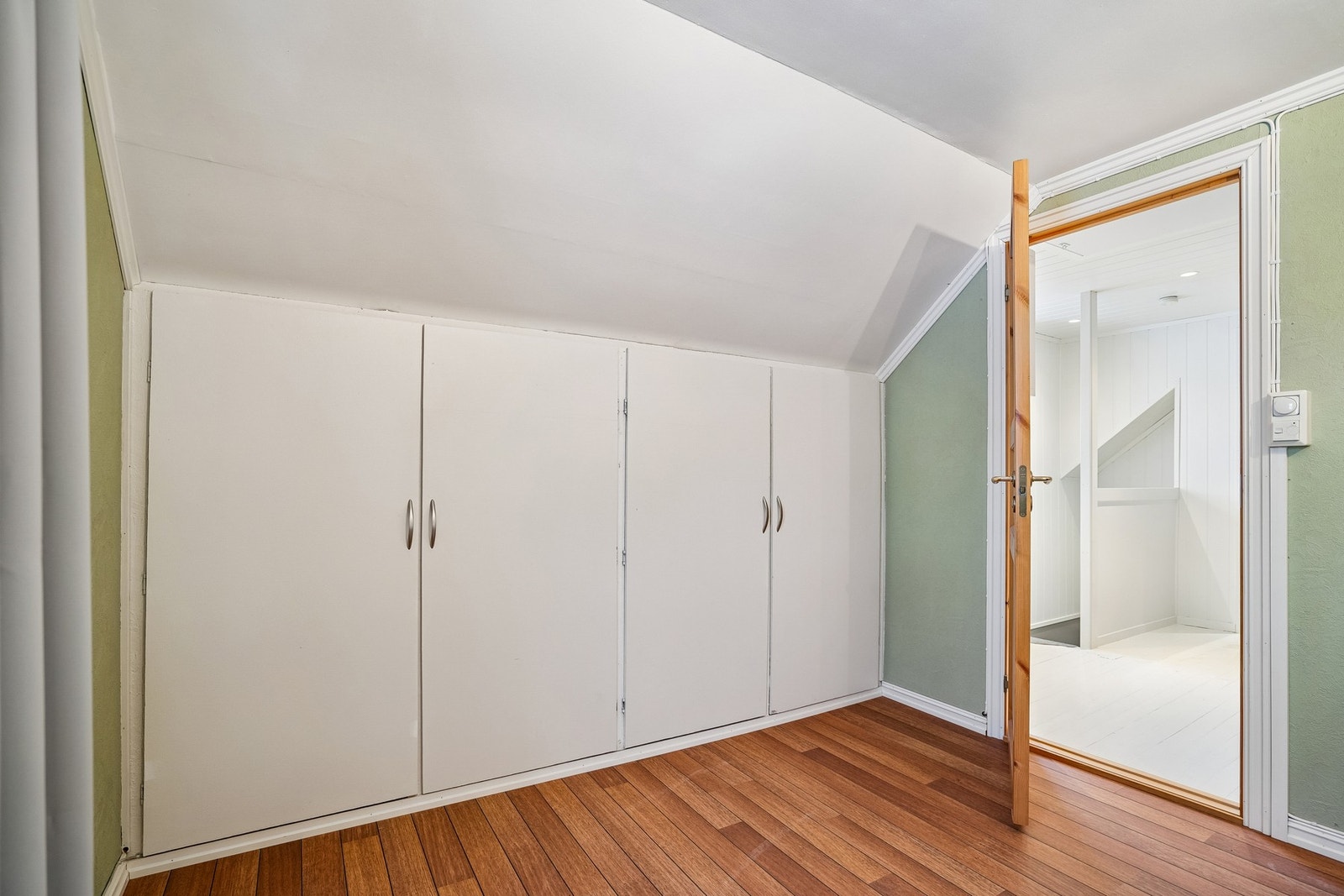 Plassbygde garderobeskap. Galleribilde