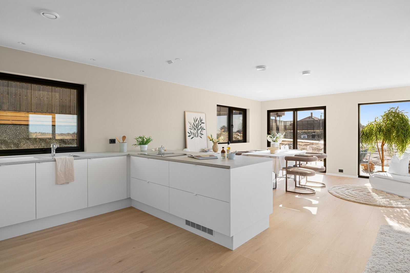 I forlengelse av kjøkkenet har man god plass til spisebord. Galleribilde