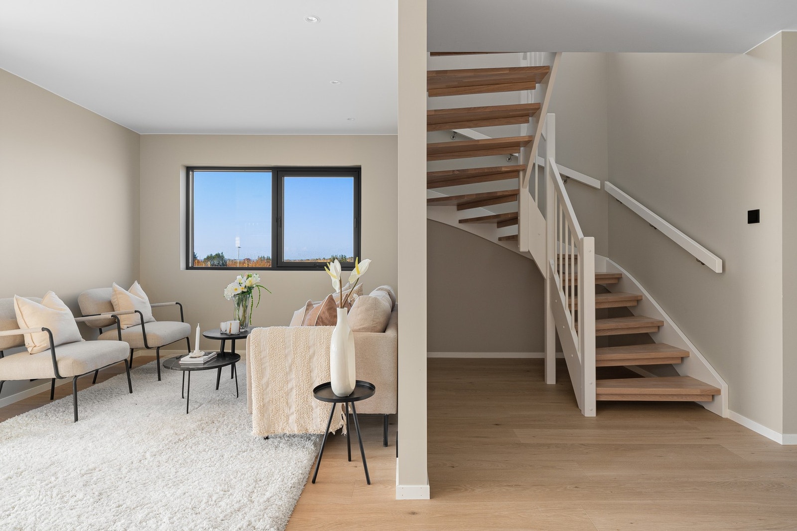 Rommet passer perfekt for både avslapping og sosiale stunder. Galleribilde