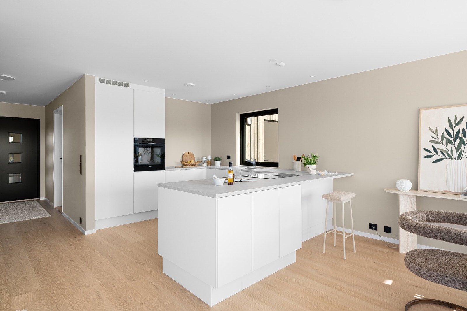 Kjøkkenet har en tidløs innredning med integrerte hvitevarer som komfyr, platetopp, oppvaskmaskin og kjøleskap. Galleribilde