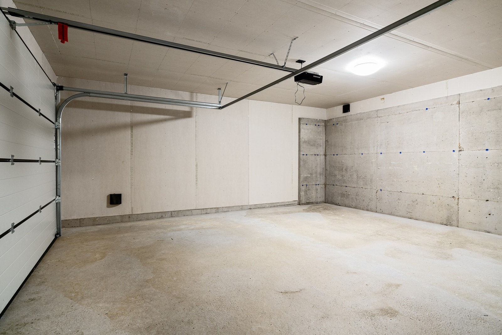 Garasjen har direkte adkomst til boligen, slik at du kan gå tørrskodd inn uansett vær. Galleribilde