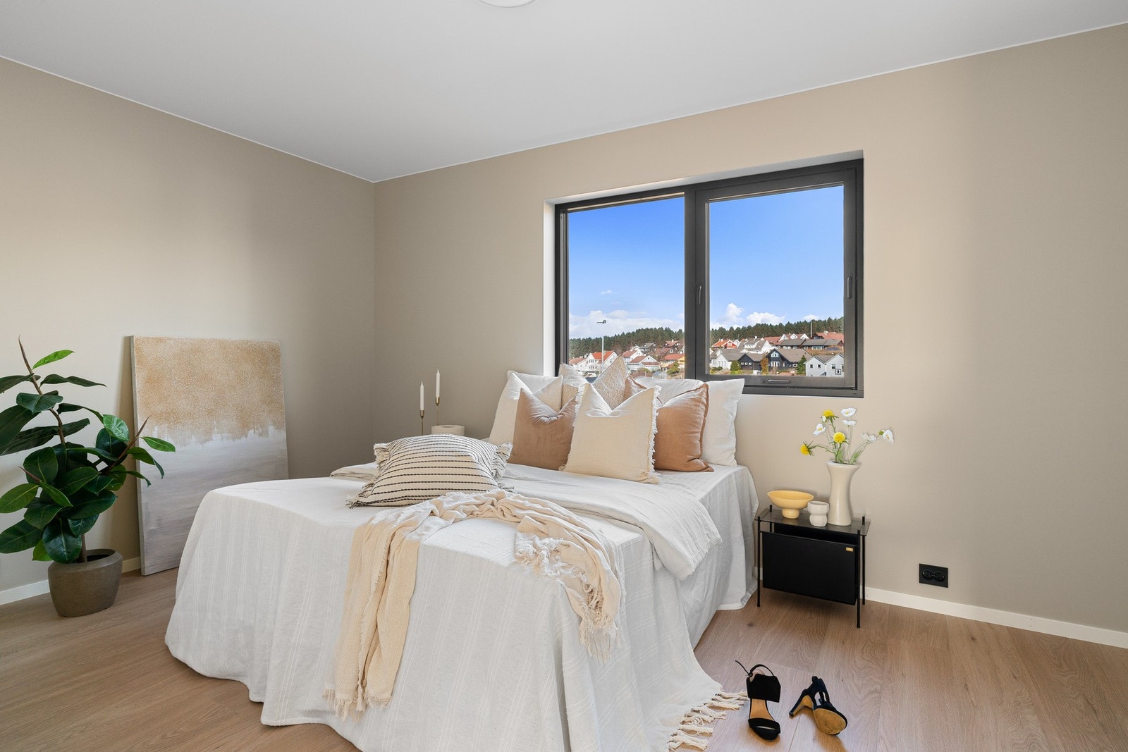 Hovedsoverommet gir plass til dobbeltseng og tilhørende møblement. Galleribilde