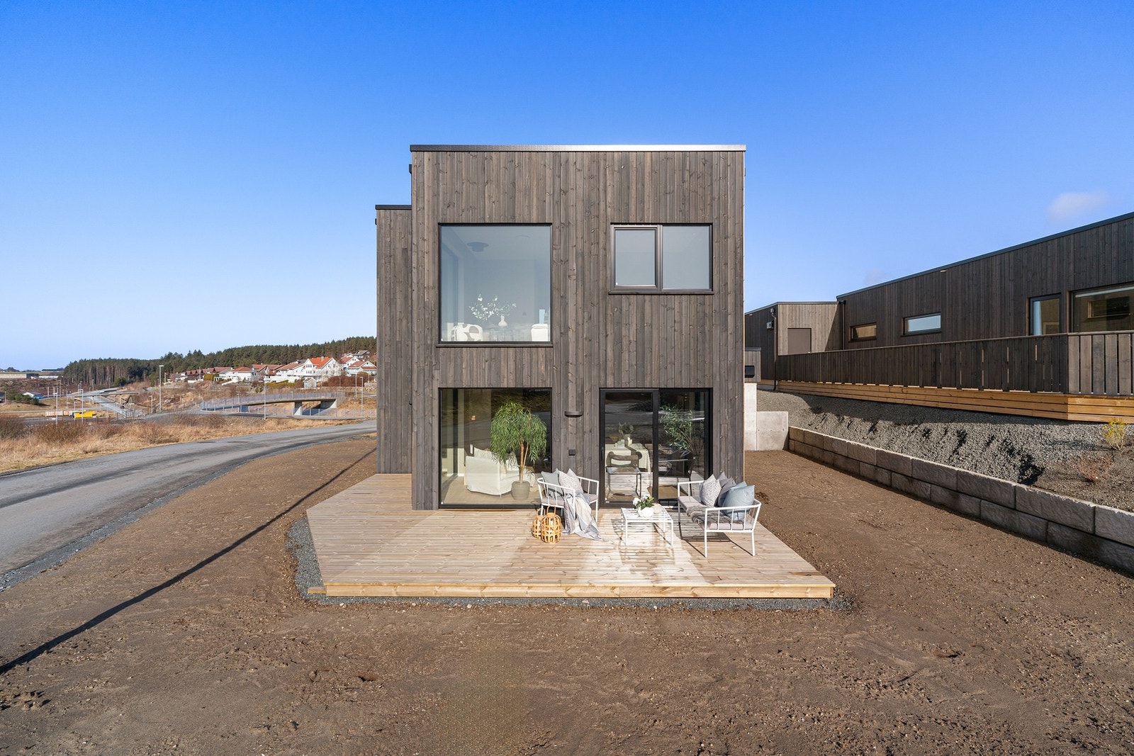 Uteområdet er opparbeidet med terrasse. Galleribilde