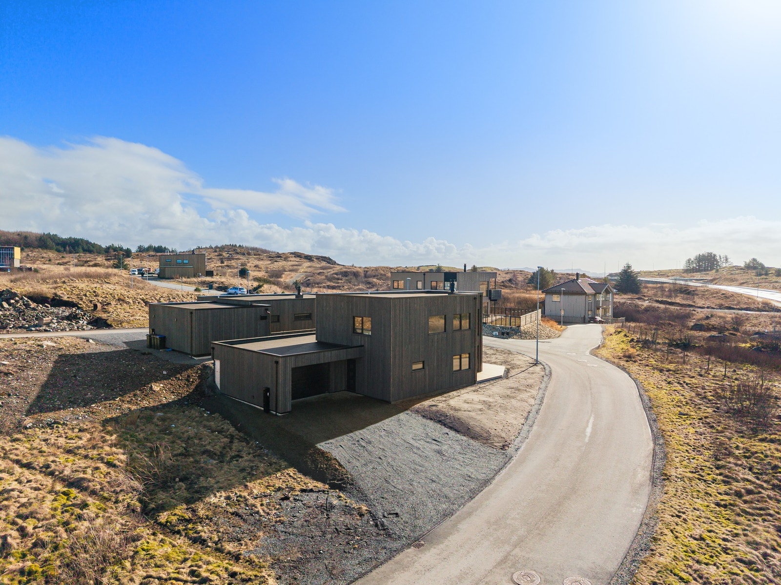 Vigrestad sentrum ligger i kort avstand fra eiendommen og kan by på alt fra butikker, konditori og legesenter. Galleribilde