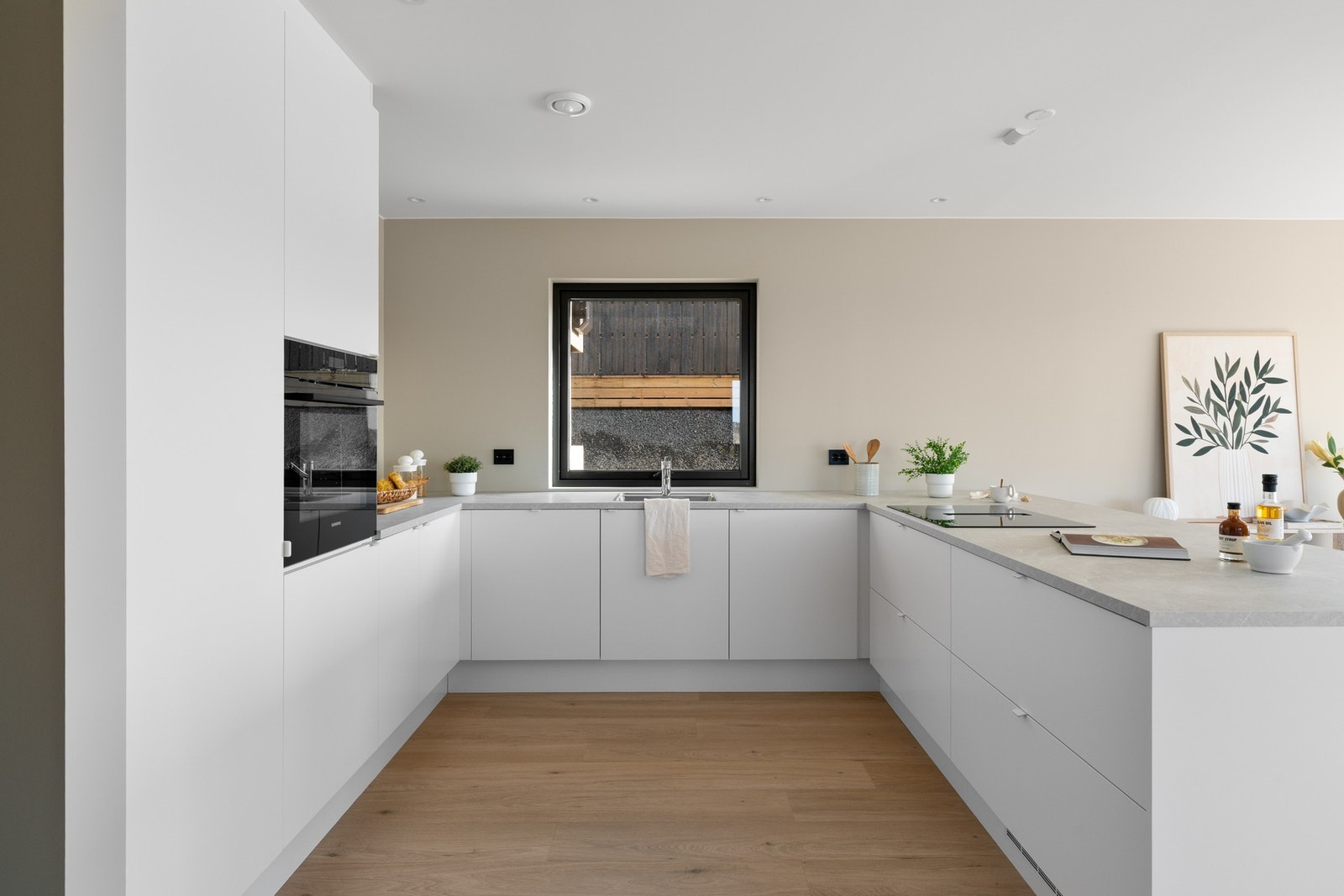 Her har man godt med både skap- og skuffeplass, samt romslige og funksjonelle arbeidsflater på benk. Galleribilde