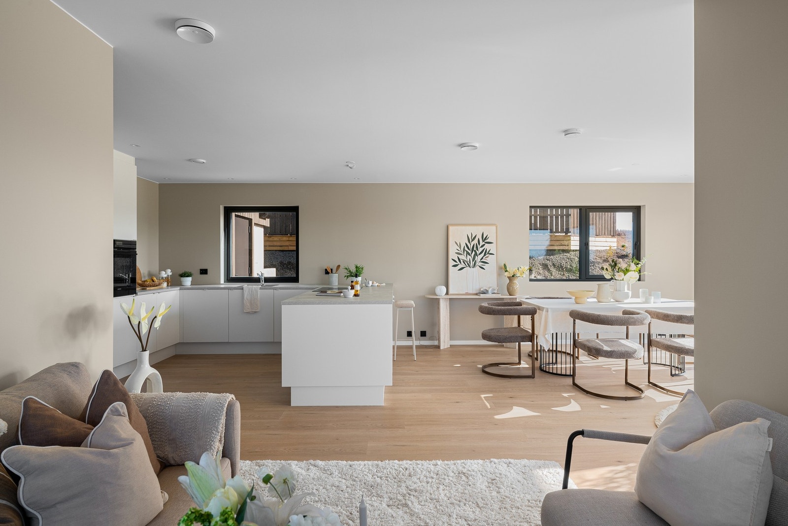 Den åpne løsningen mot spiseområdet skaper en sosial atmosfære, perfekt for både til hverdags og når du har gjester. Galleribilde