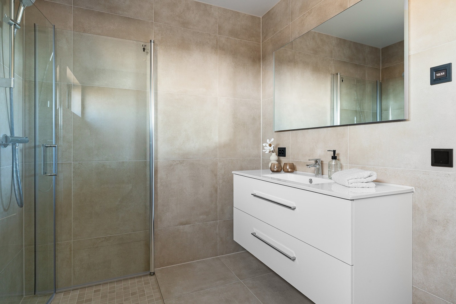 Badet i 1. etasje har flislagte overflater på gulv og vegger. Galleribilde