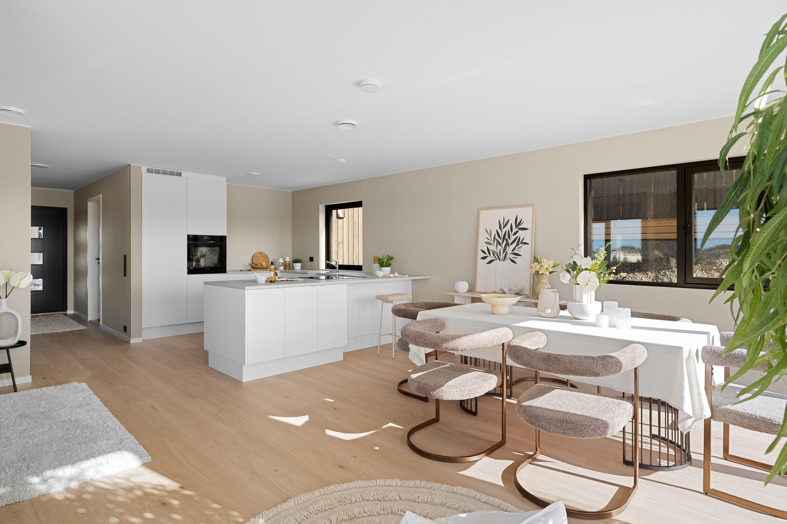 Stuen og kjøkkenet ligger i en åpen løsning. Galleribilde