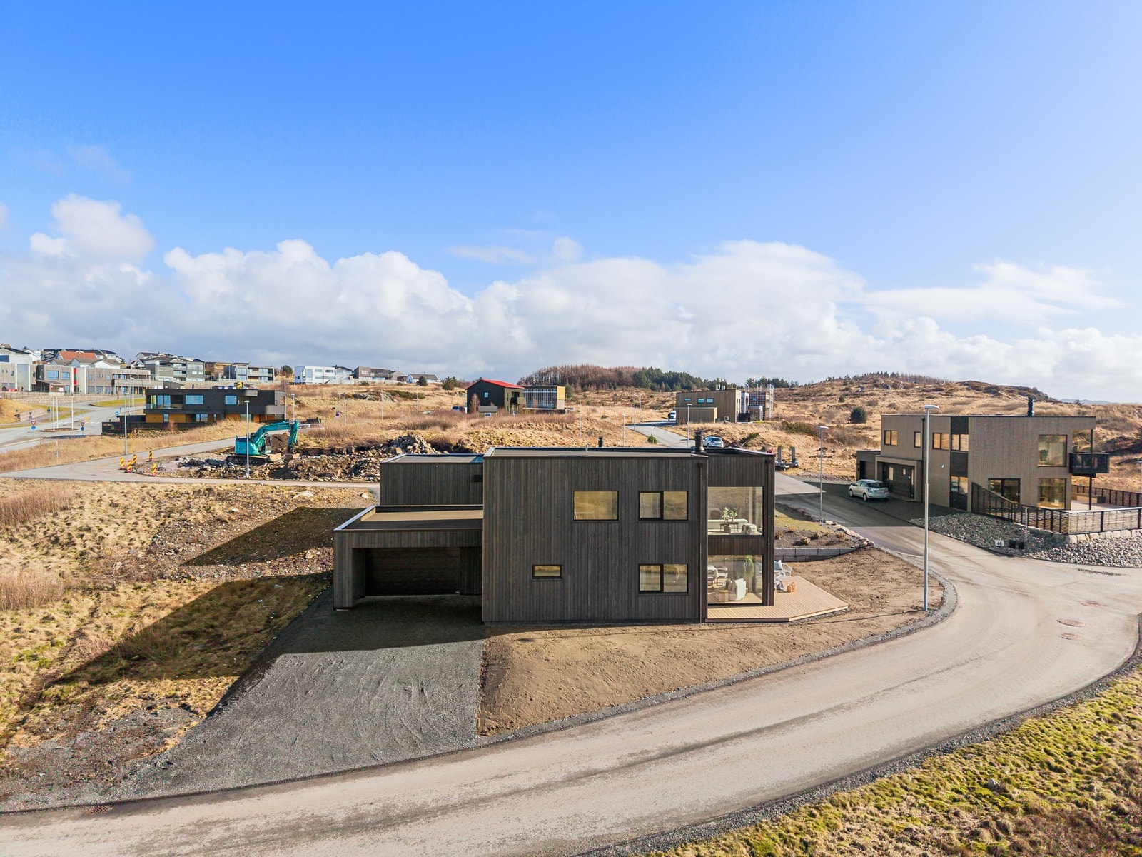 Boligen har parkering i garasje og på egen gårdsplass. Galleribilde