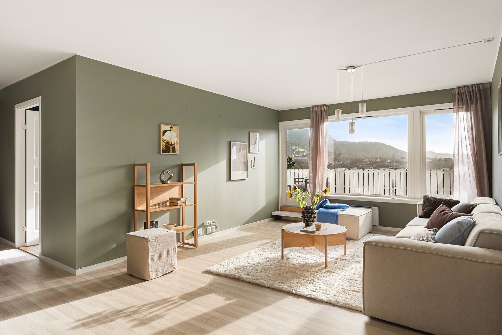 Hjertet av leiligheten er av svært god størrelse og har god plass til sofakrok og ønsket tv-løsning. Galleribilde