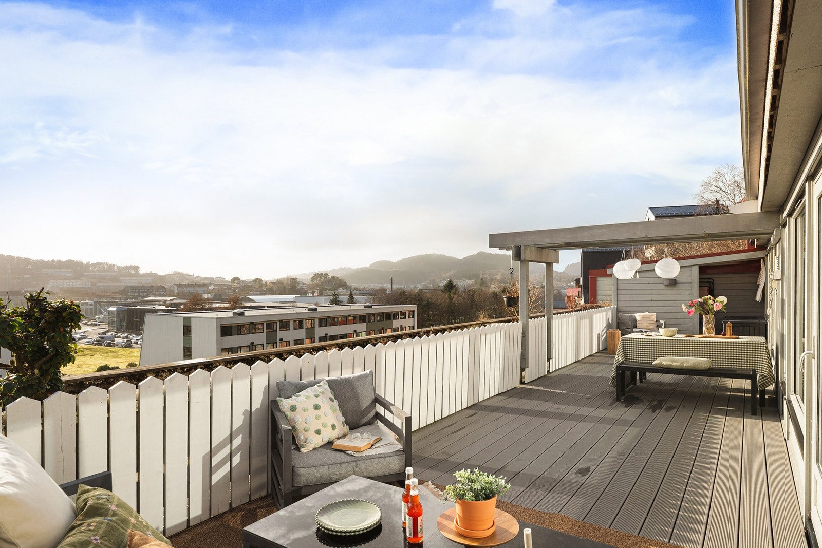 Leiligheten har en egen terrasse på 40 kvm med sol fra morgen til kveld på sommeren. Galleribilde