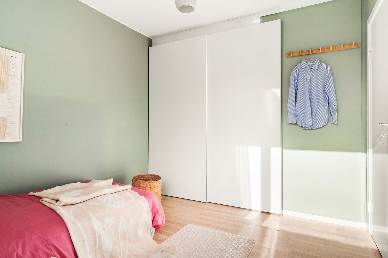 Her er det innebygd skyvedørsgarderobe som gir mer plass til å møblere i rommet. Galleribilde