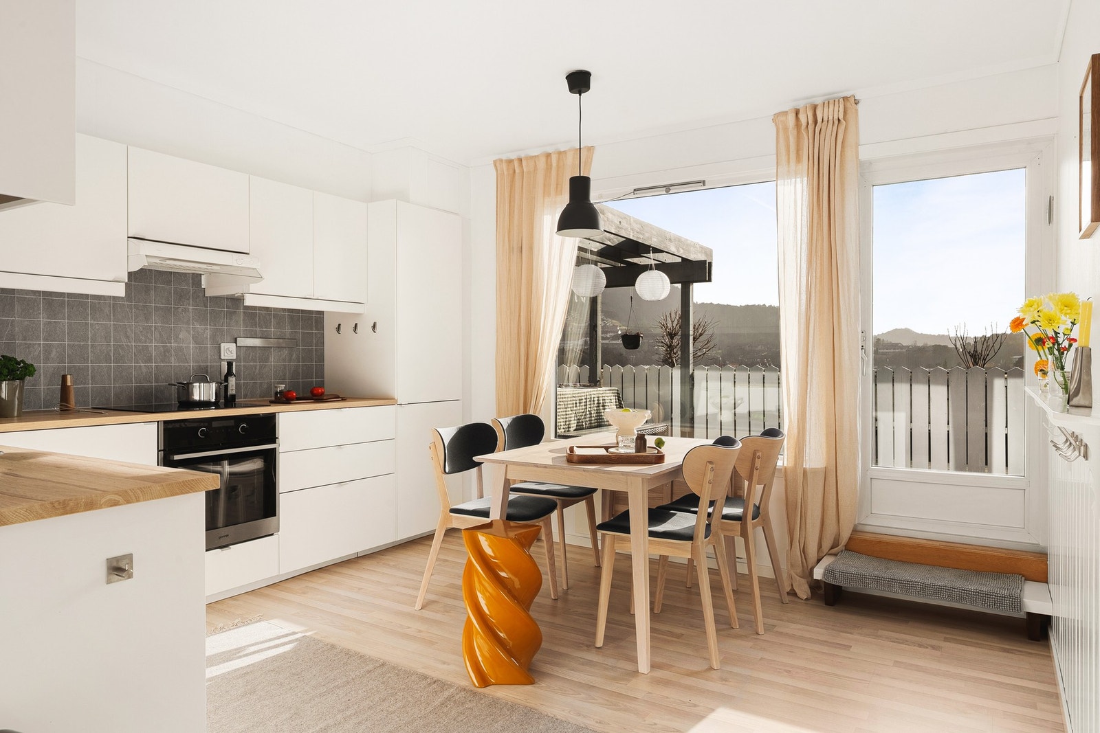 Et stort og flott kjøkken med ekstra plass til spisegruppe. Galleribilde