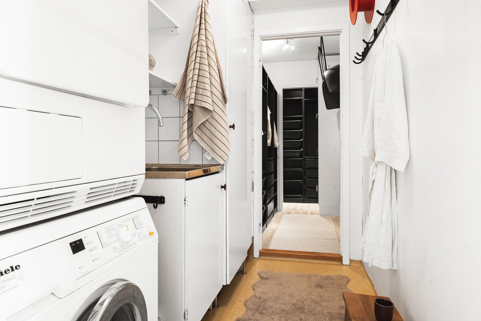 Fra gangen er det tilgang til eget vaskerom og videre tilgang til walk-in garderobe med mye oppbevaringsplass. Galleribilde