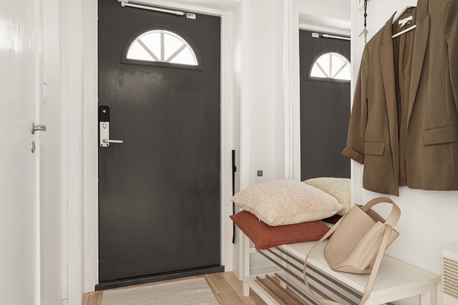 Velkommen inn! I entréen er det plass til å fra seg jakker og sko og praktisk tilgang til gjestetoalett. Galleribilde