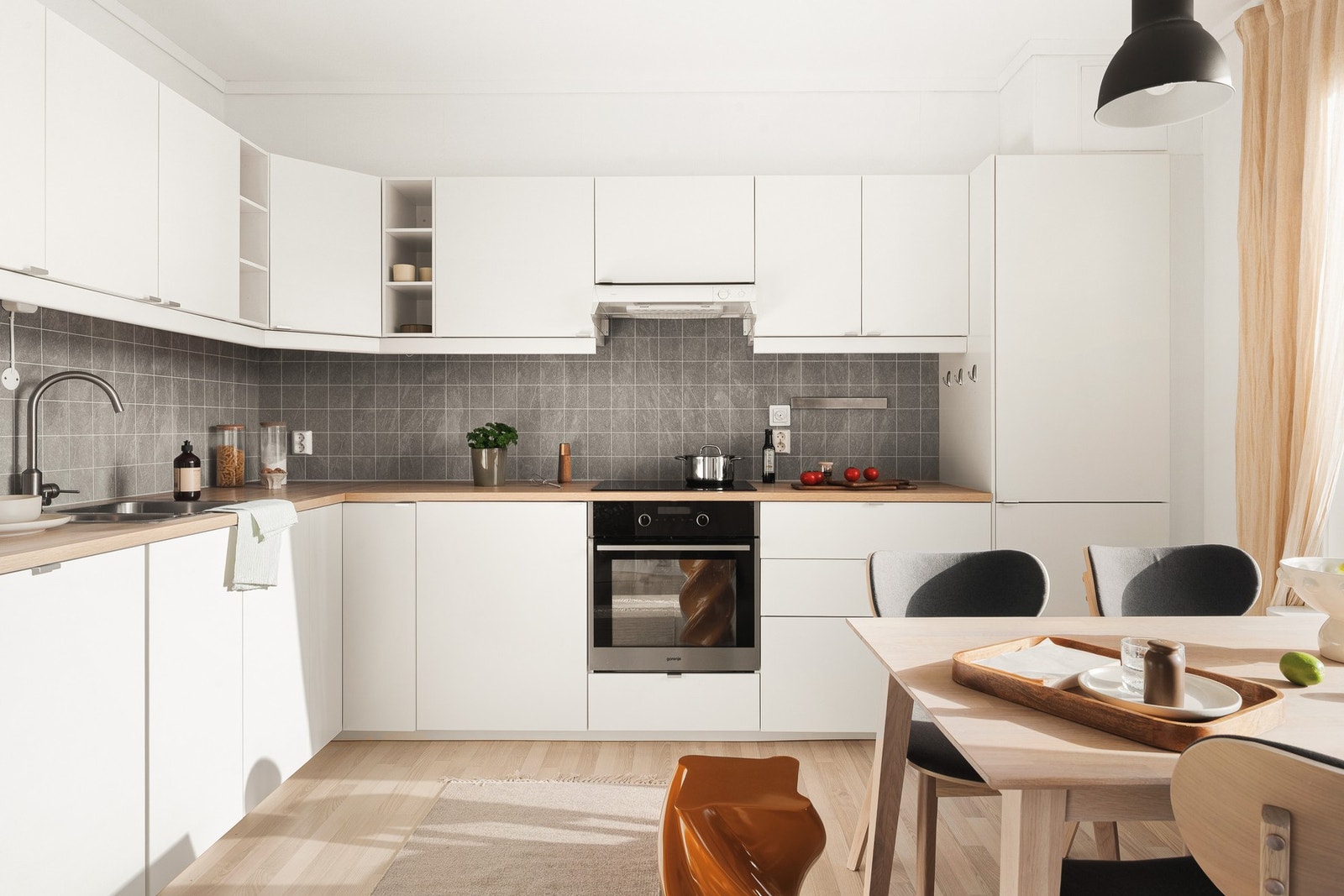 Rikelig med oppbevaringsplass i benkeskap og overskap, samt godt med arbeidsplass på benk. Galleribilde