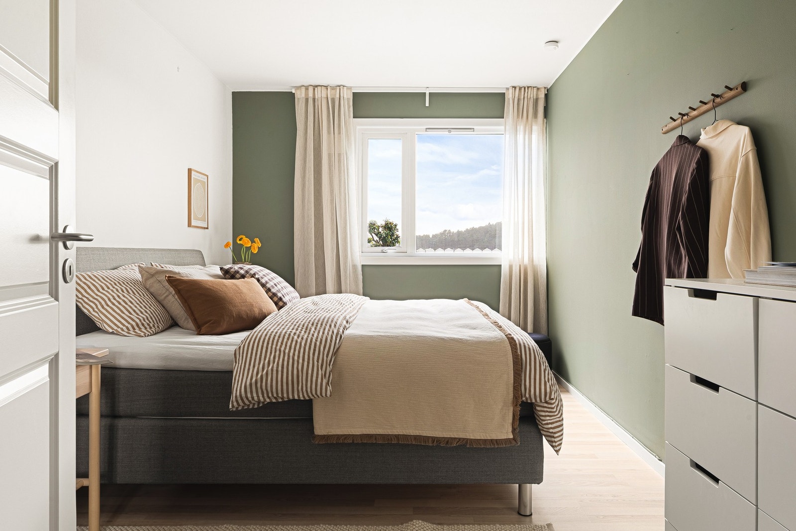 Et soverom av svært god størrelse og mye lysinnslipp - uten innsyn! Galleribilde