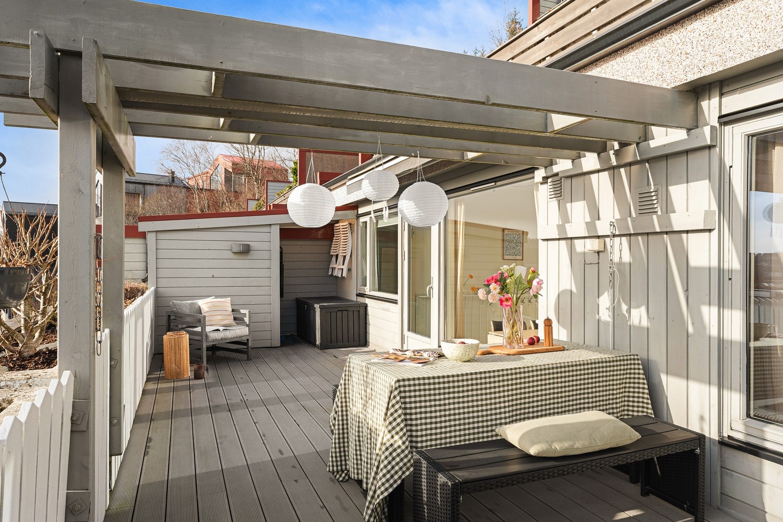 Det er bygget plantekasse langs hele rekkverket. Galleribilde