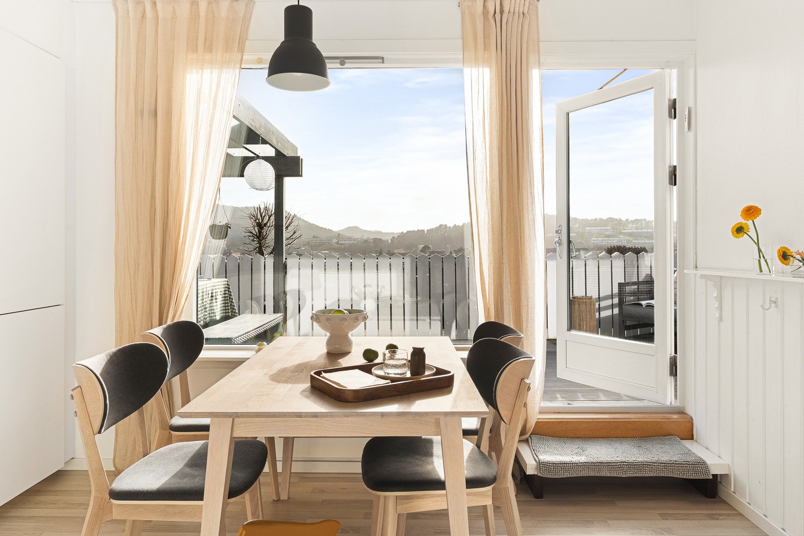 Også her er det utgang til terrassen! Her kan du enkelt ta middagen ute. Galleribilde