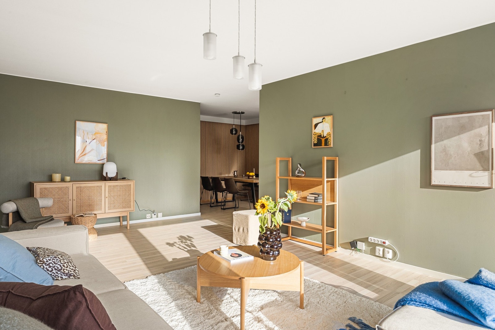 Vi kommer inn igjen i stuen med godt lys og god plass til å innrede i ulike soner. Galleribilde