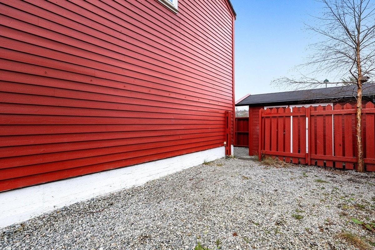 2stk romslige boder til ønsket lagring bak gjerde Galleribilde