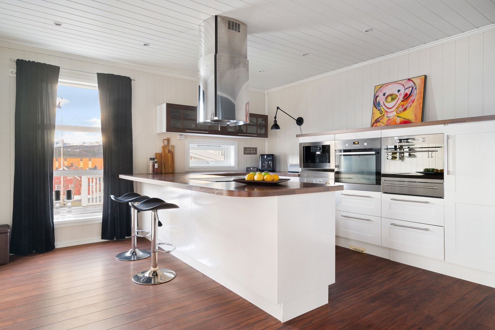 I tillegg har du godt med arbeidsplass på kjøkkenbenk til kokkeleringen. Galleribilde