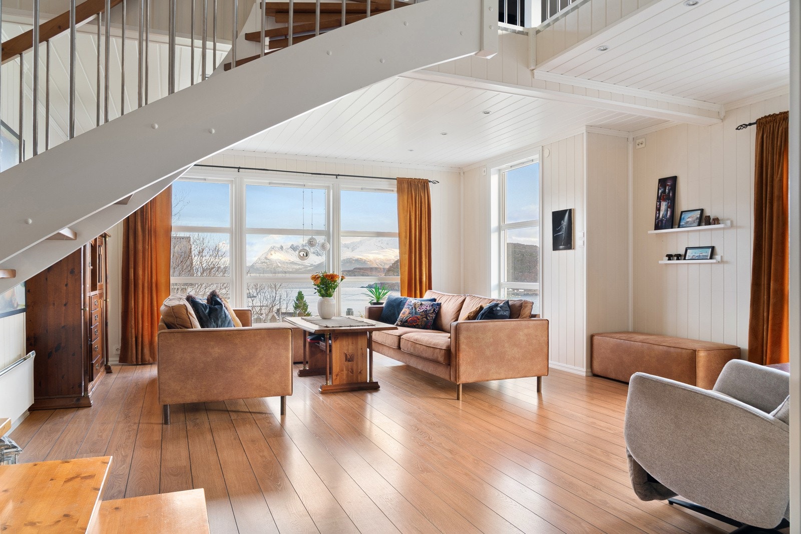 Her får du en stor stue med flere muligheter for å etablere de sosiale sonene. Galleribilde