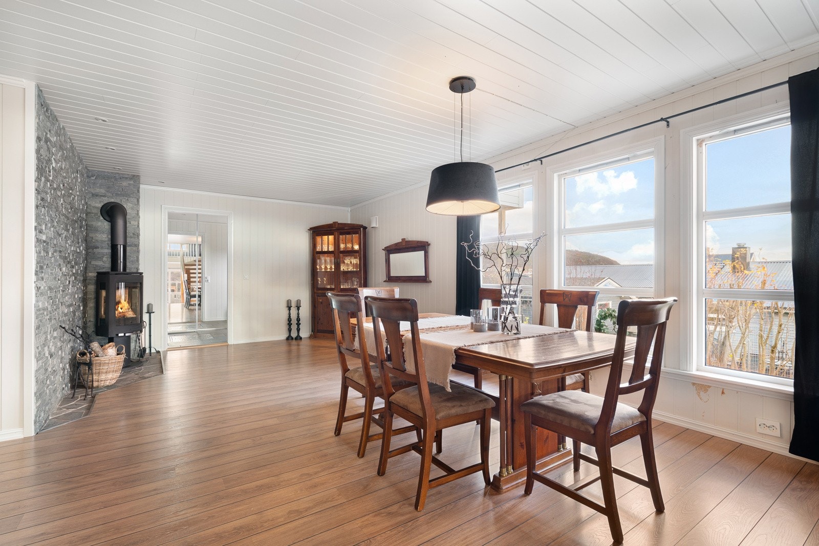 Det er i dag bygget et soverom/kontor i hjørnet i spisestuen - alt etter eget behov. Galleribilde