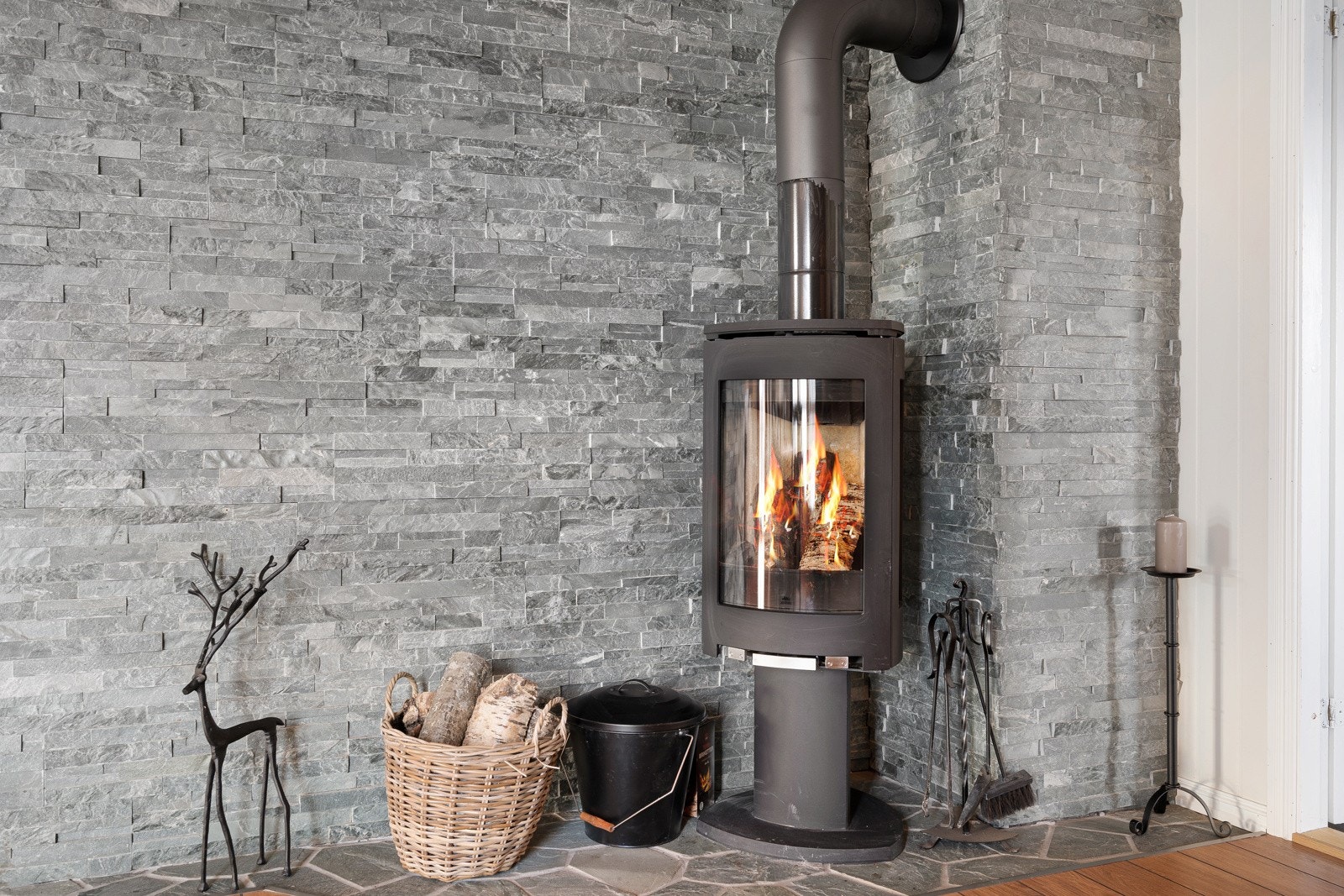 Vedfyringen sikrer en behagelig temperatur samt reduserte energikostnader. Galleribilde