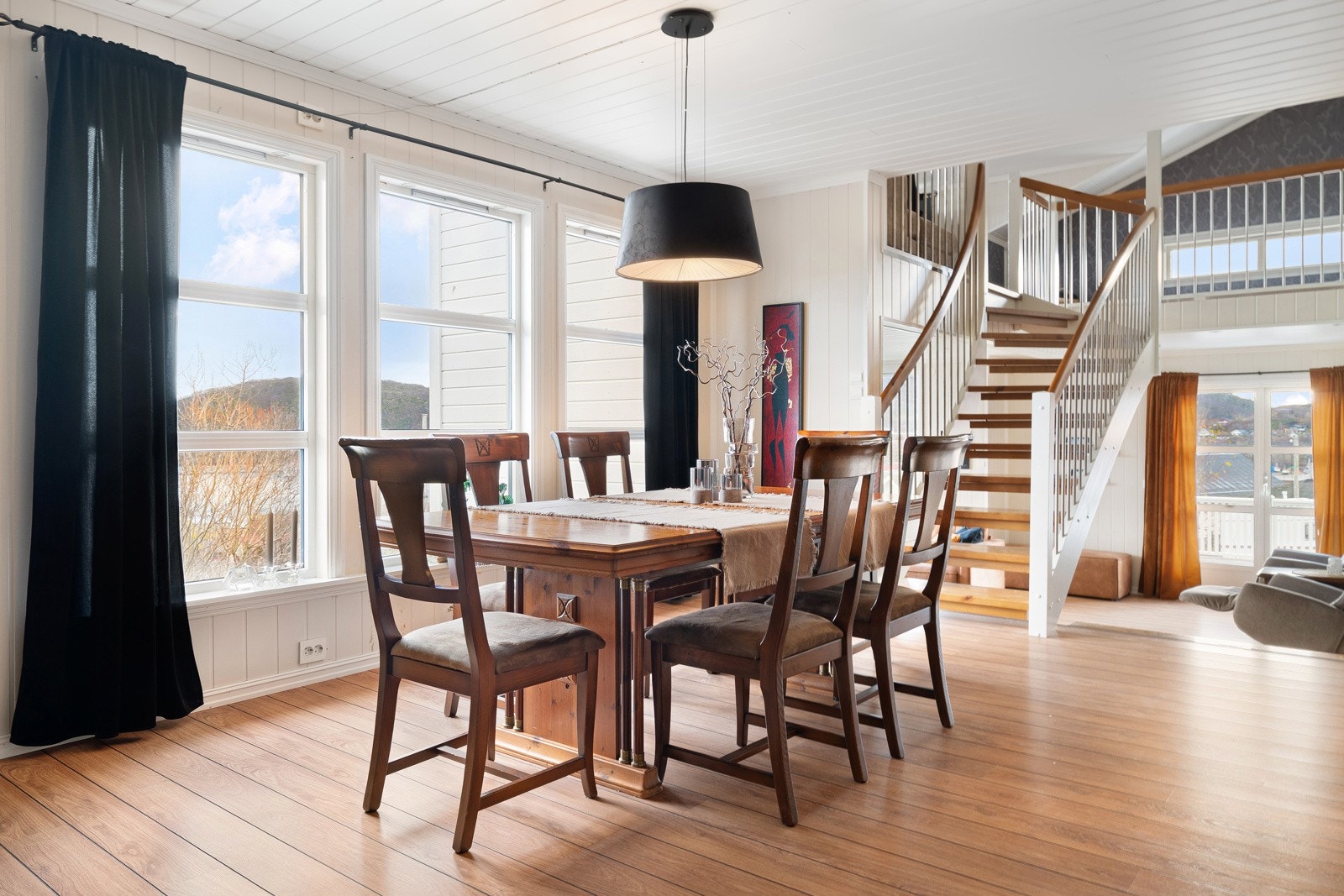 Her har du god plass for stort spisebord med plass for hele familien. Galleribilde