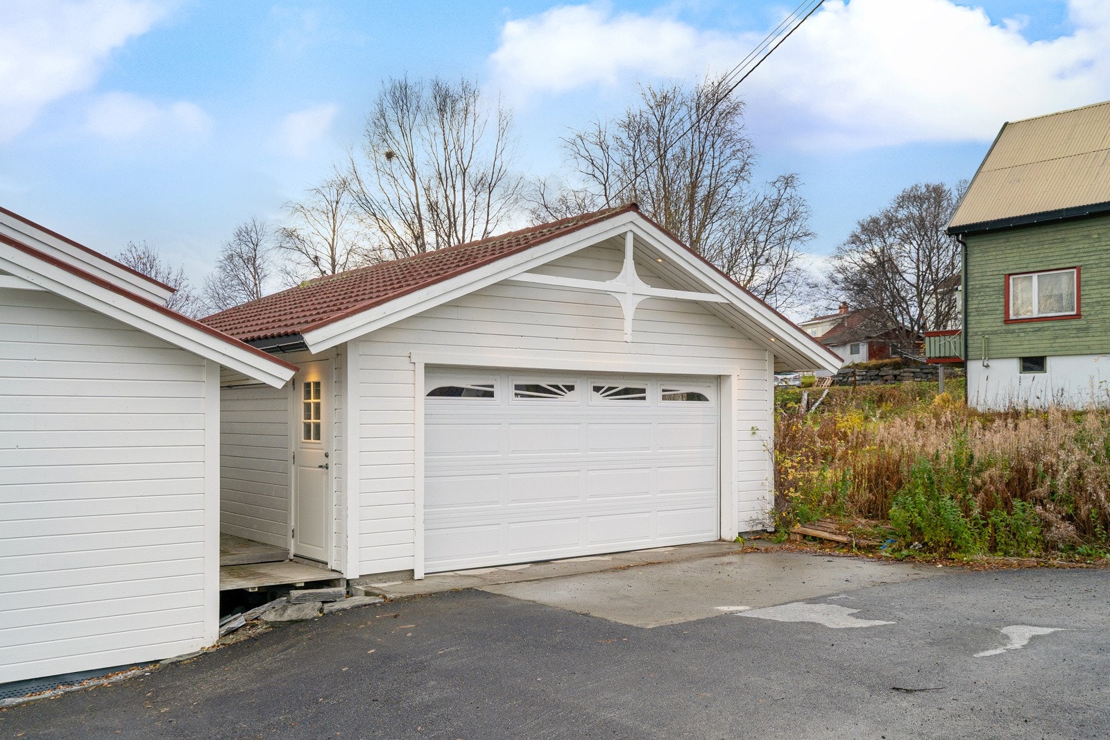 Bilen parkerer du trygt i garasje, eller på tomt. Galleribilde