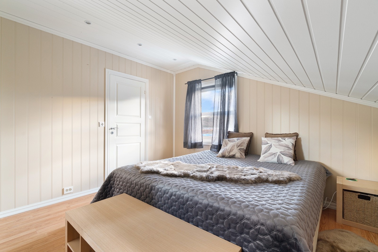 Det ene soverommet har tilknyttet privat bad. Galleribilde