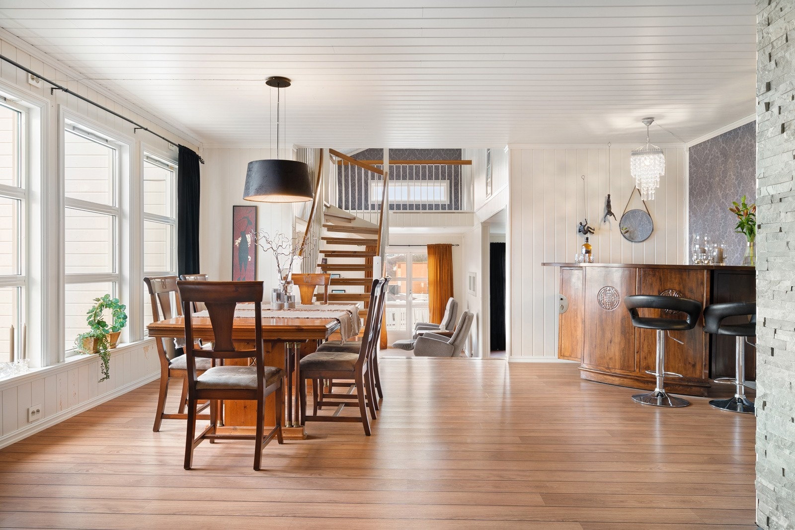 En bolig med barnevennlig beliggenhet som legger til rette for det sosiale! Galleribilde