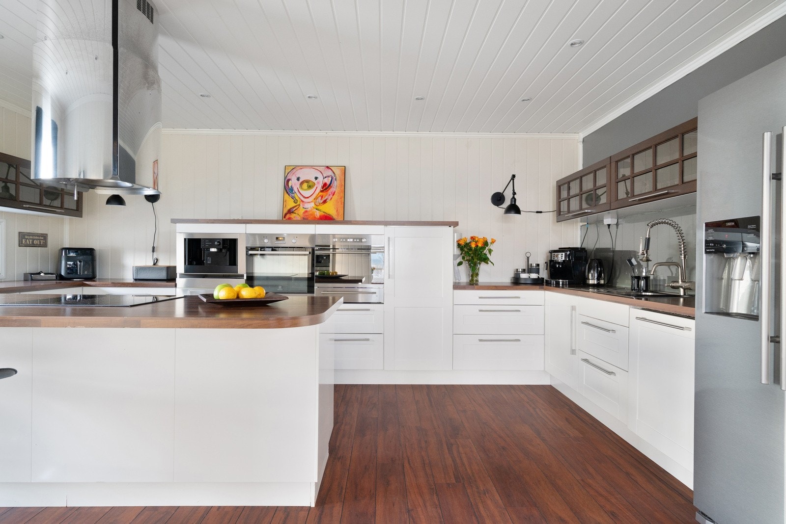 Delikat og lyst kjøkken som sikrer rikelig med oppbevaring i innredning. Galleribilde