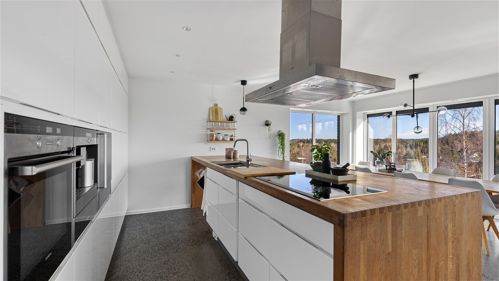 Innholdsrikt kjøkken med stor kjøkkenøy Galleribilde