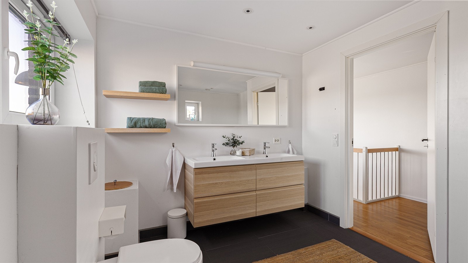 Her er det vannbåren varme og downlights Galleribilde