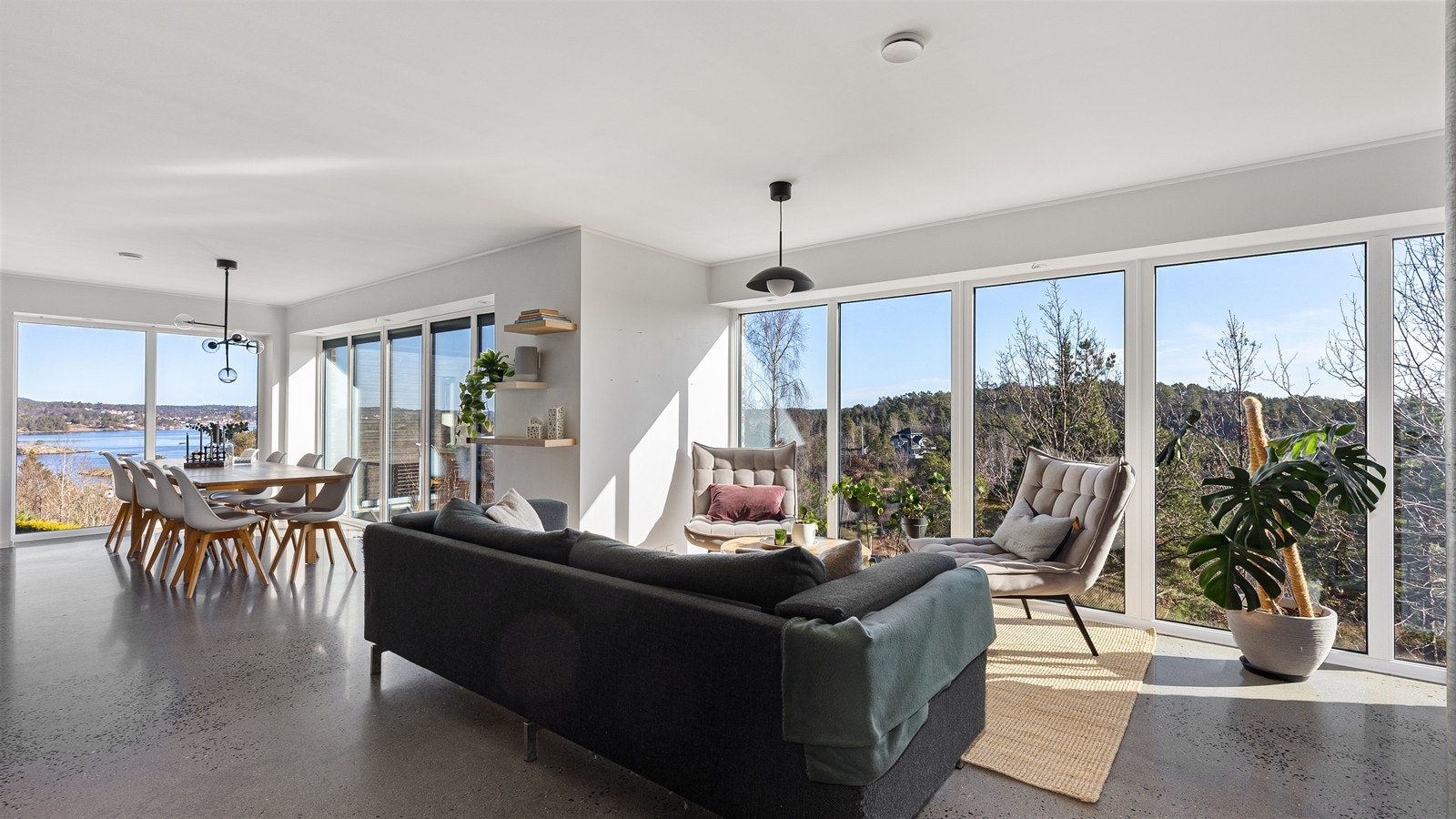 I stuen i 1.etg. er det store vindusflater som gir mye naturlig lys inn Galleribilde