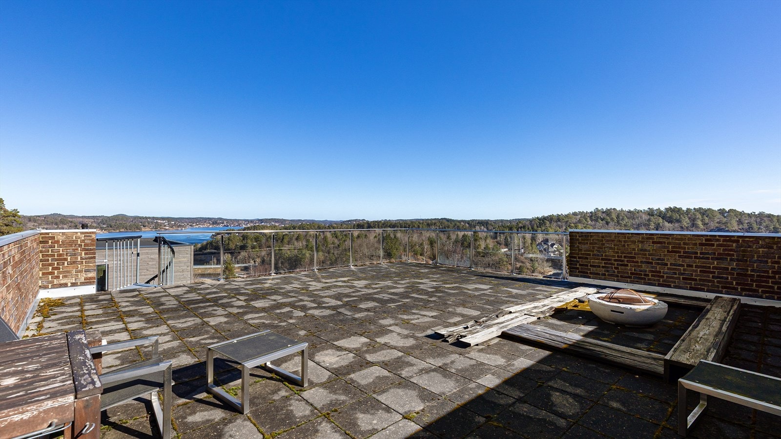 Flott utsikt og gode solforhold fra takterrasse Galleribilde