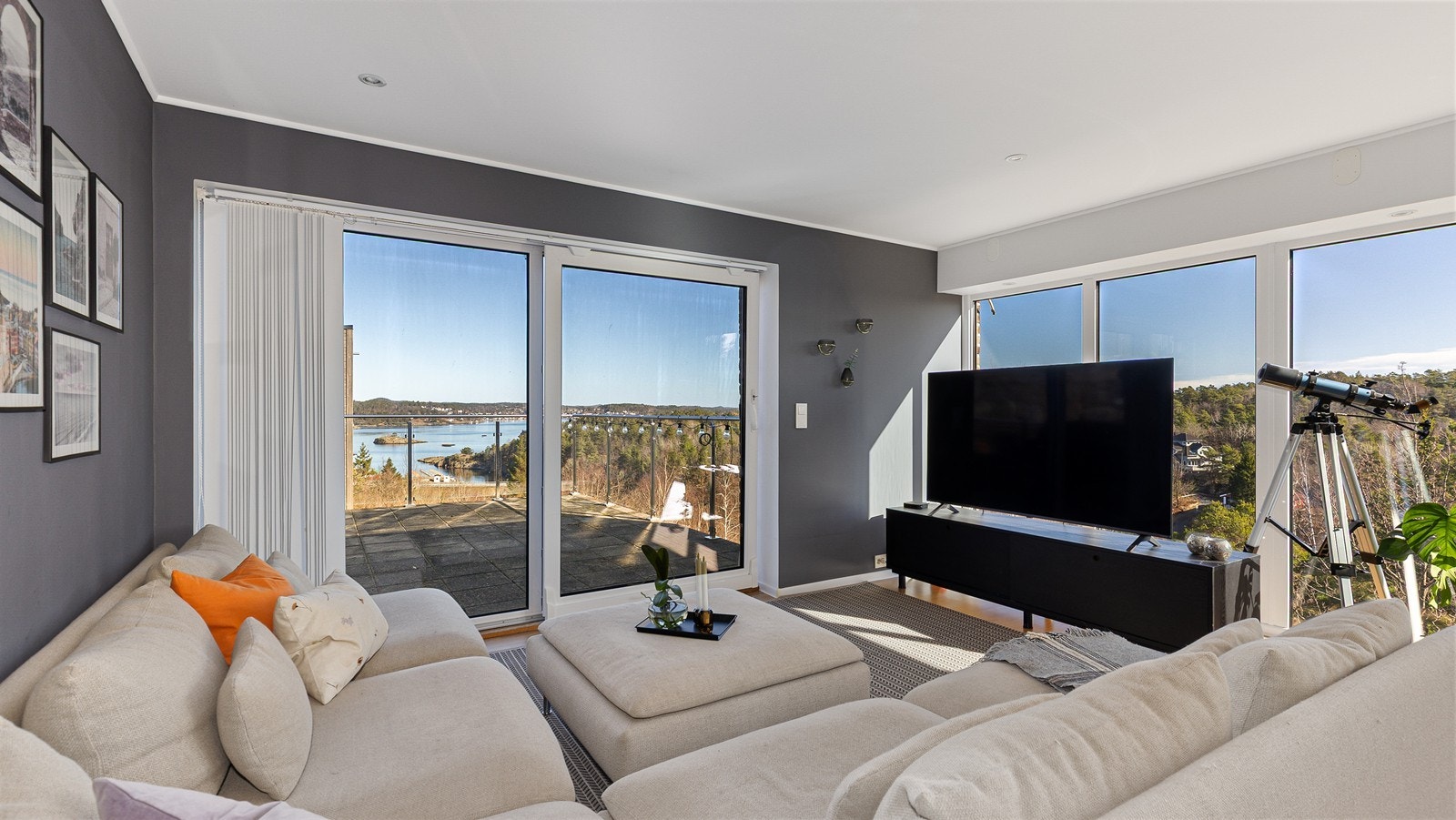 Stue i 2.etg. har utgang til takterrasse der man kan gå videre til takterrassen som ligger på taket av 2.etg. Galleribilde