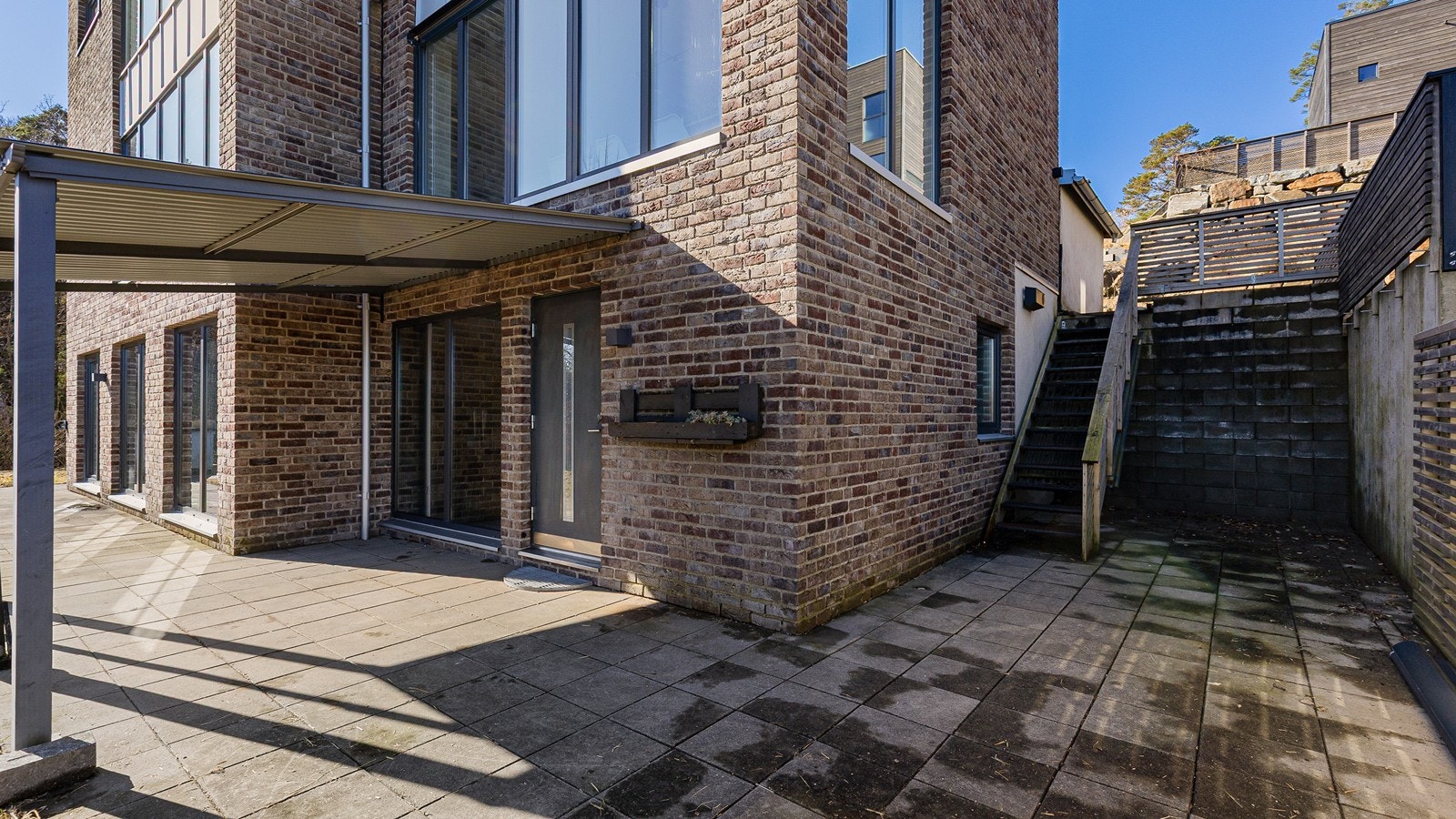 Egen inngang til utleiedelen og hyggelig uteareal Galleribilde